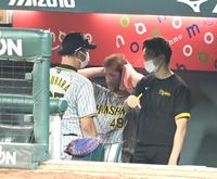 　５回を終えベンチに戻ったガンケルは福原コーチに声を掛けられる（撮影・山口登）