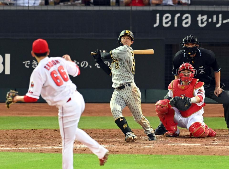 　５回、中野は左前打を放つ（撮影・山口登）