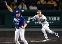 　６回、中前へ安打を放つ近本（撮影・田中太一）