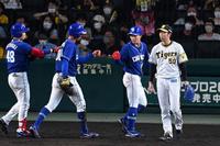 　８回、三ツ俣に勝ち越し打を許し、さえない表情の青柳（右）＝撮影・田中太一