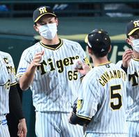 　近本からウイニングボールを受け取る湯浅（撮影・田中太一）