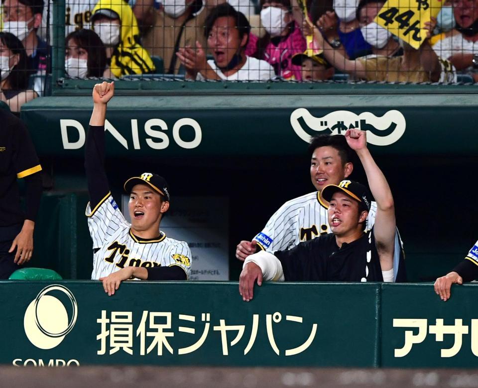 　８回、梅野が勝ち越し打を放ちベンチで喜ぶ湯浅（左）と青柳（撮影・山口登）