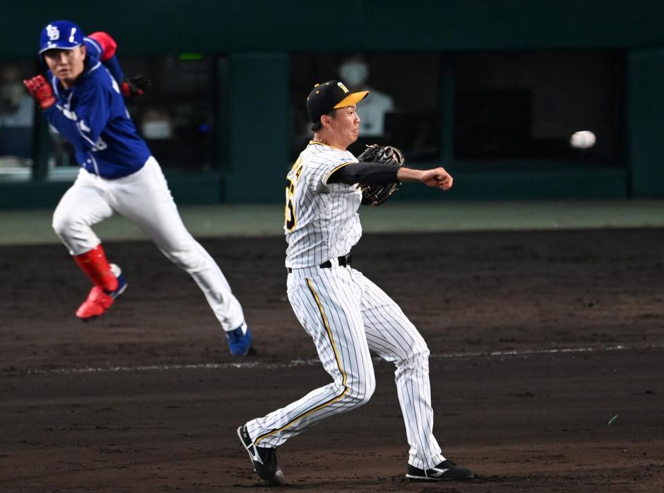 　８回、溝脇を投ゴロに打ち取り素早く三塁へ送球する湯浅（撮影・田中太一）