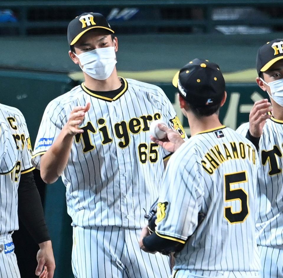 　近本からウイニングボールを受け取る湯浅（撮影・田中太一）