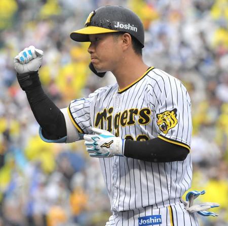 　１回、先制となる適時打を放ち、拳を握る糸原（撮影・北村雅宏）