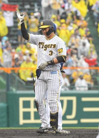 　２回、２点適時二塁打を放った大山はベンチに向かって右手を挙げる（撮影・北村雅宏）