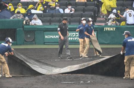 　２回、阪神の攻撃前に雨が強くなり中断となる（撮影・田中太一）