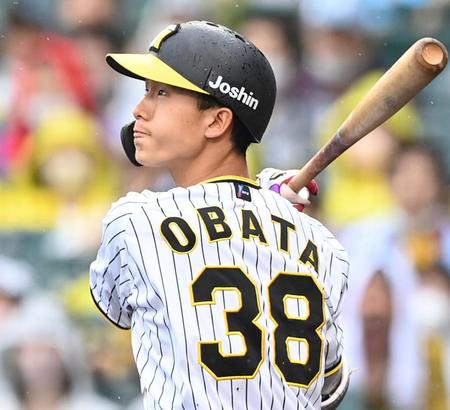 　４回、中犠飛を放つ小幡（撮影・飯室逸平）