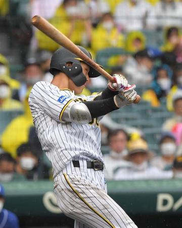 　６回、適時打を放つ小幡（撮影・北村雅宏）