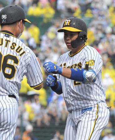 　３回、中前打を放った梅野は筒井コーチとグータッチを交わす（撮影・北村雅宏）