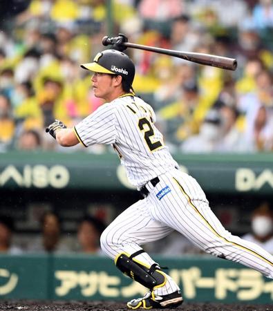 　４回、２点タイムリーを放つ伊藤将（撮影・飯室逸平）