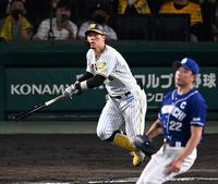 　６回、大野から二塁打を放つ佐藤輝