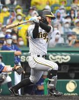 　１回、先制となる適時打を放つ糸原（撮影・北村雅宏）