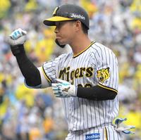 　１回、先制となる適時打を放ち、拳を握る糸原（撮影・北村雅宏）