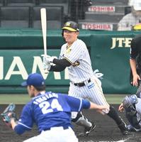　１回、先制適時打を放つ糸原（撮影・田中太一）