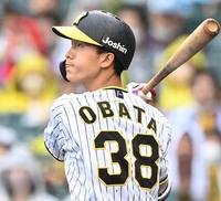 　４回、中犠飛を放つ小幡（撮影・飯室逸平）