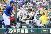 　６回、根尾からタイムリーを放つ小幡（撮影・飯室逸平）