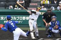 　６回、根尾（手前）から適時打を放つ小幡（撮影・田中太一）