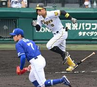 　６回、根尾と対決するも凡打に倒れる佐藤輝（撮影・田中太一）