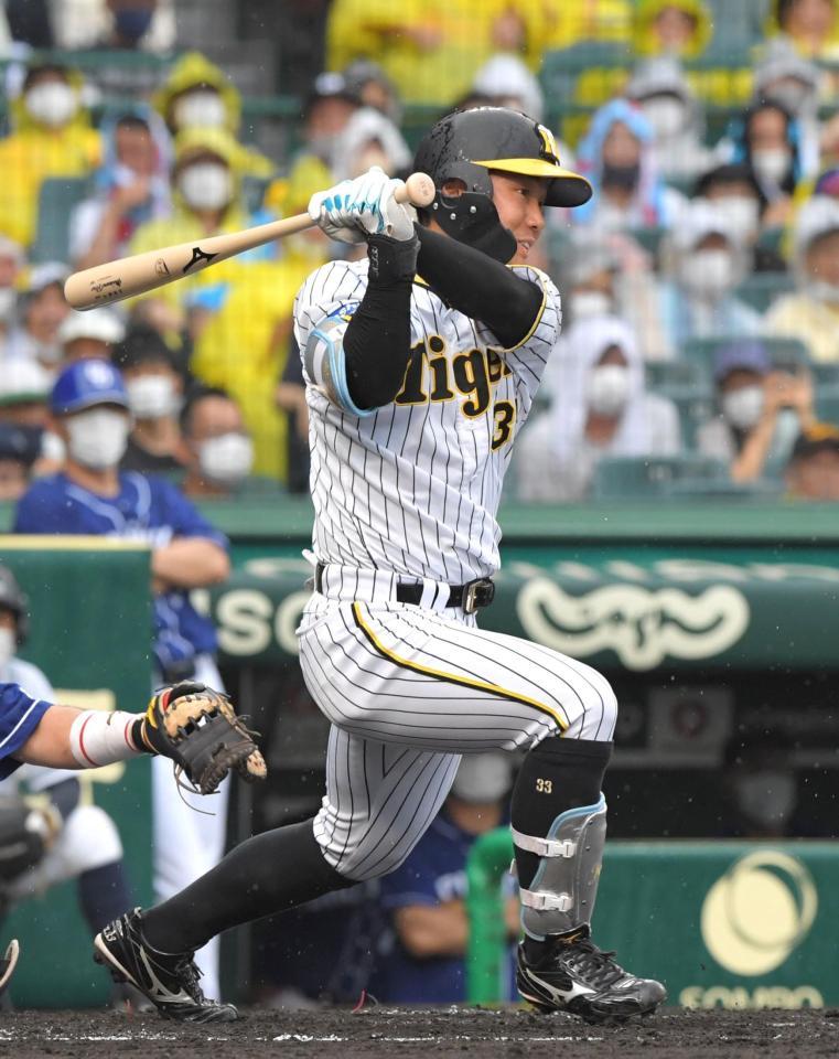 　１回、先制となる適時打を放つ糸原（撮影・北村雅宏）