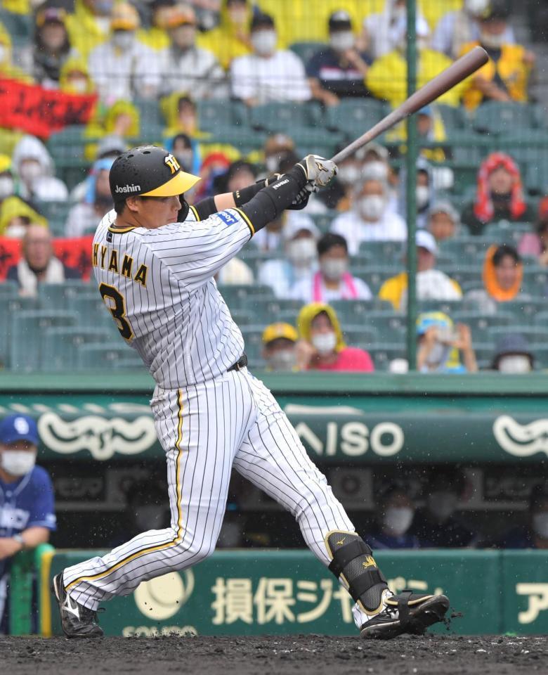 　２回、２点適時二塁打を放つ大山（撮影・北村雅宏）