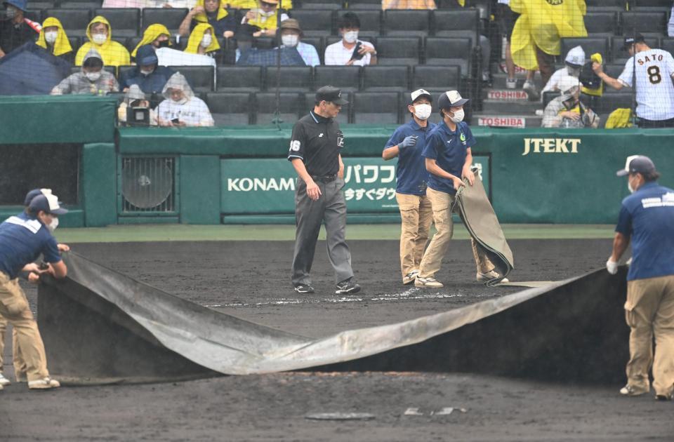 　２回、阪神の攻撃前に雨が強くなり中断となる（撮影・田中太一）