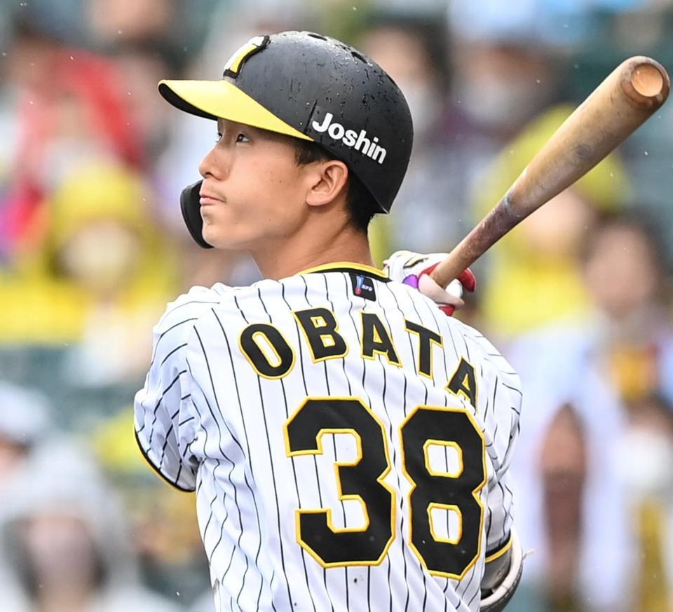 　４回、中犠飛を放つ小幡（撮影・飯室逸平）