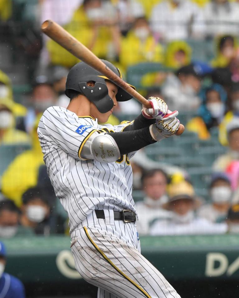 　６回、適時打を放つ小幡（撮影・北村雅宏）