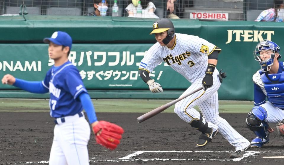 　６回、根尾から右前打を放つ大山（撮影・田中太一）