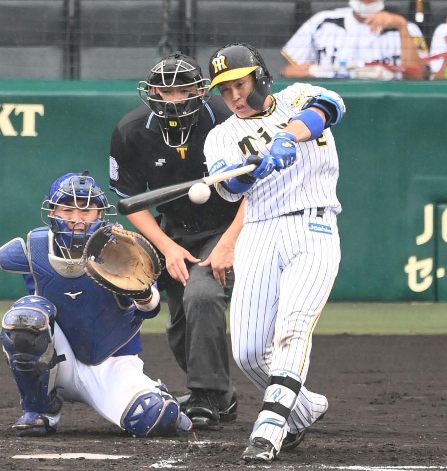 　２回、安打を放つ梅野（撮影・田中太一）