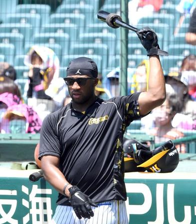 　打撃練習に備えるロハス（撮影・山口登）