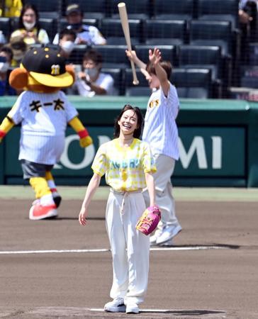 ファーストピッチセレモニーで球場を盛り上げるなこなこカップル＝甲子園（撮影・飯室逸平）