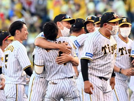 　矢野監督はサヨナラ打を放った熊谷と抱き合って喜ぶ（撮影・山口登）