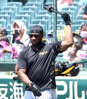 　打撃練習に備えるロハス（撮影・山口登）