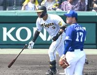 　１回、２点タイムリーを放つ大山（撮影・飯室逸平）