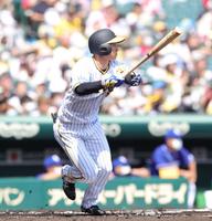 　１回、近本は中前に先制タイムリーを放つ（撮影・坂部計介）