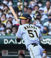 　８回、中野は左前に同点２点適時打を放つ（撮影・山口登）