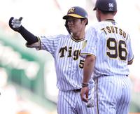 　８回、中野は左前に２点タイムリーを放ち、ベンチに向かってポーズを決める（撮影・坂部計介）