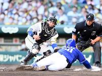 　１０回、二塁走者の石岡は石橋の右前打で本塁を狙うもアウトになる（捕手・梅野）＝撮影・山口登