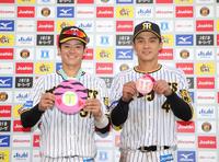 　ヒーローインタビューで笑顔を見せる中野（左）と熊谷（撮影・坂部計介）