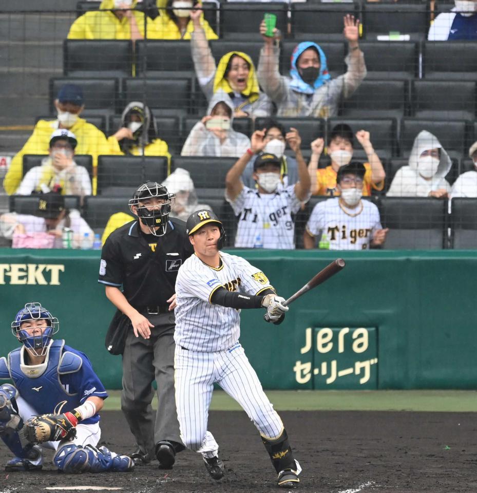 　２回、２点適時二塁打を放つ大山。豪快な一打にファンも大喜び（撮影・田中太一）