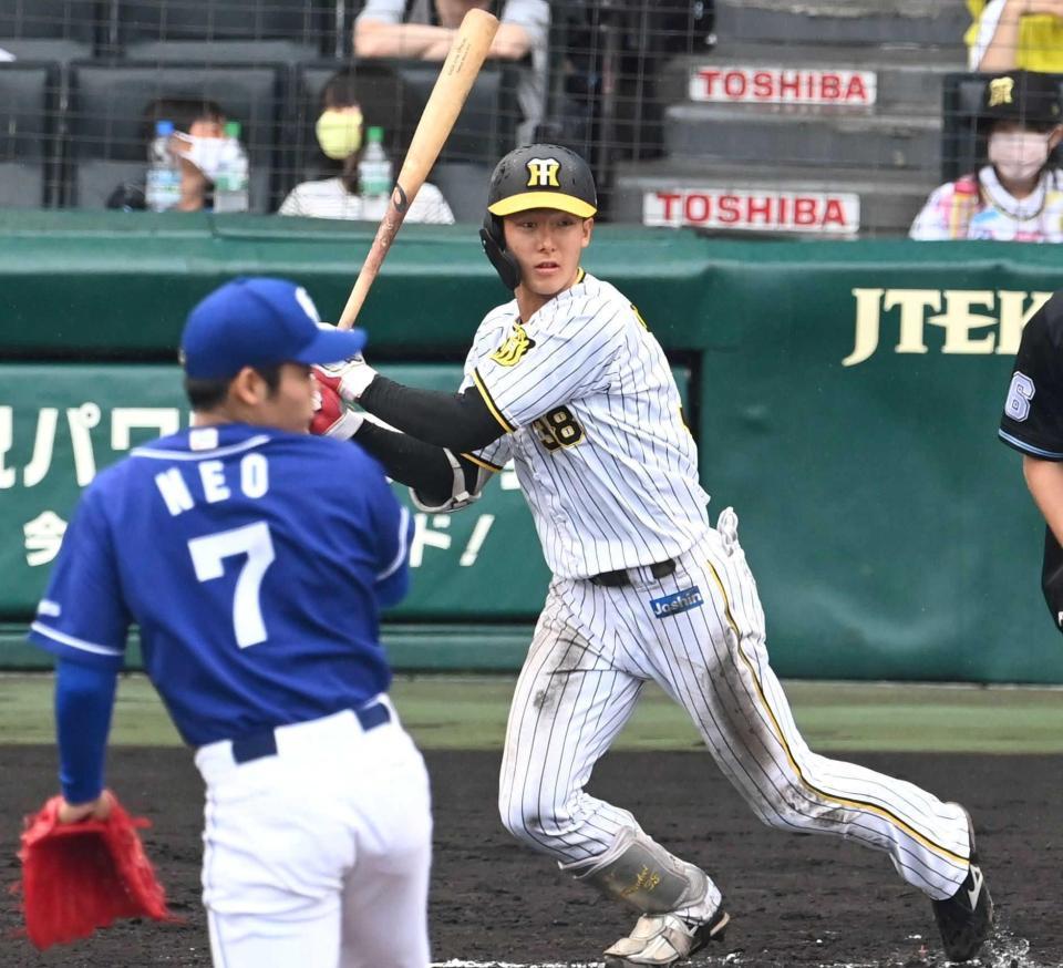 　６回、根尾（手前）から適時打を放つ小幡（撮影・田中太一）