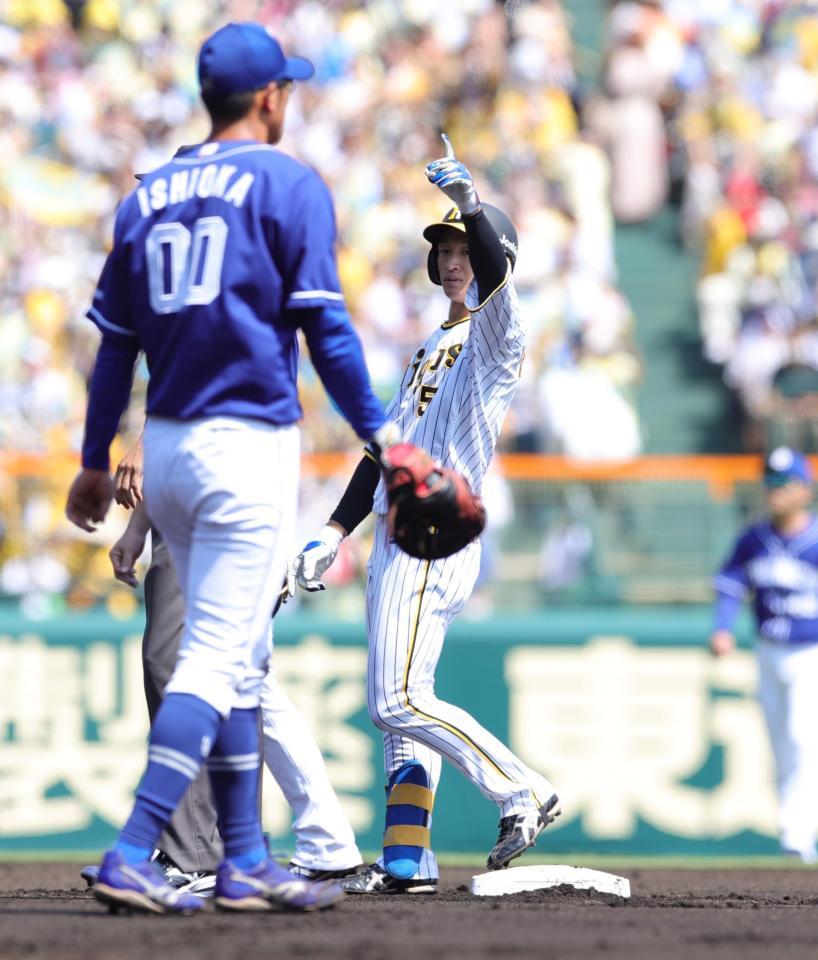 　１回、近本は中前に先制タイムリーを放ち二塁上でポーズを決める（撮影・坂部計介）