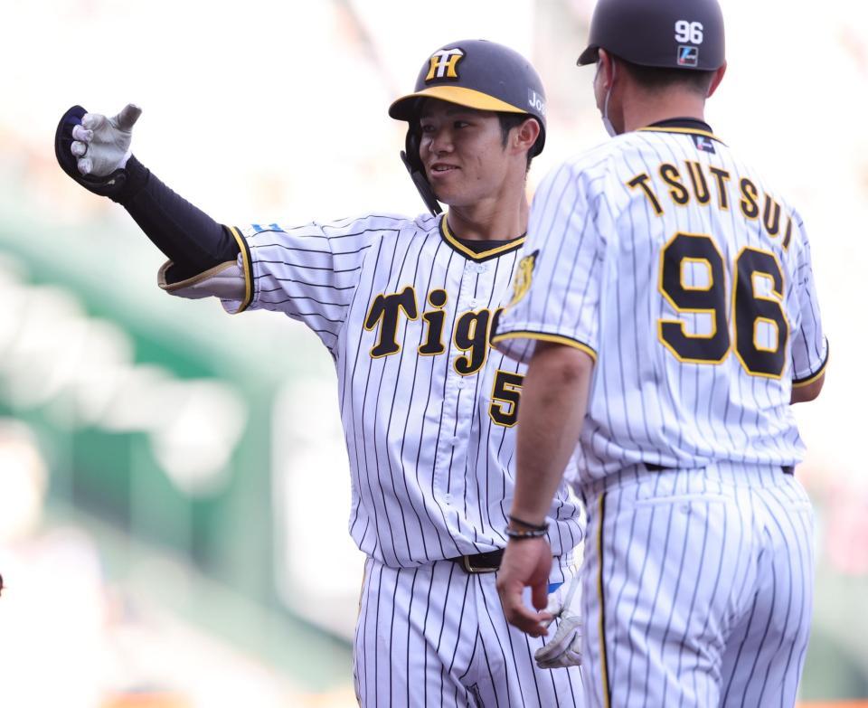 　８回、中野は左前に２点タイムリーを放ち、ベンチに向かってポーズを決める（撮影・坂部計介）