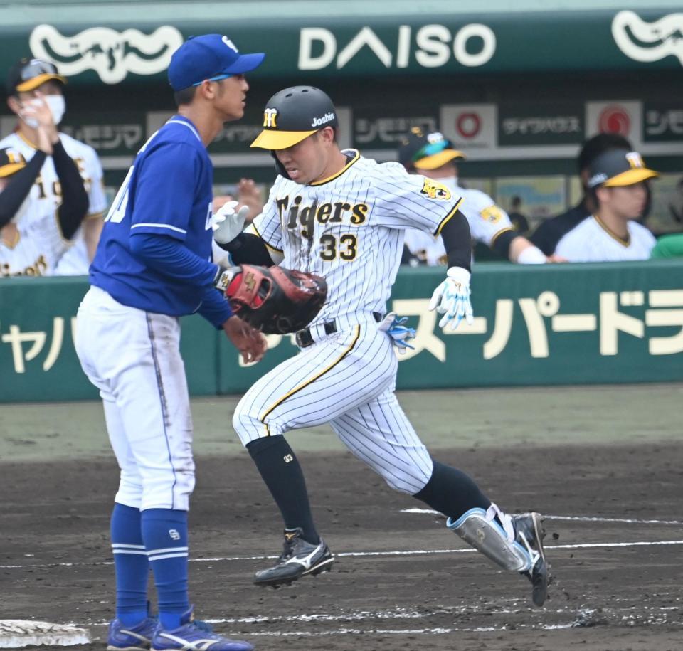 　８回、内野安打で出塁する糸原（撮影・飯室逸平）