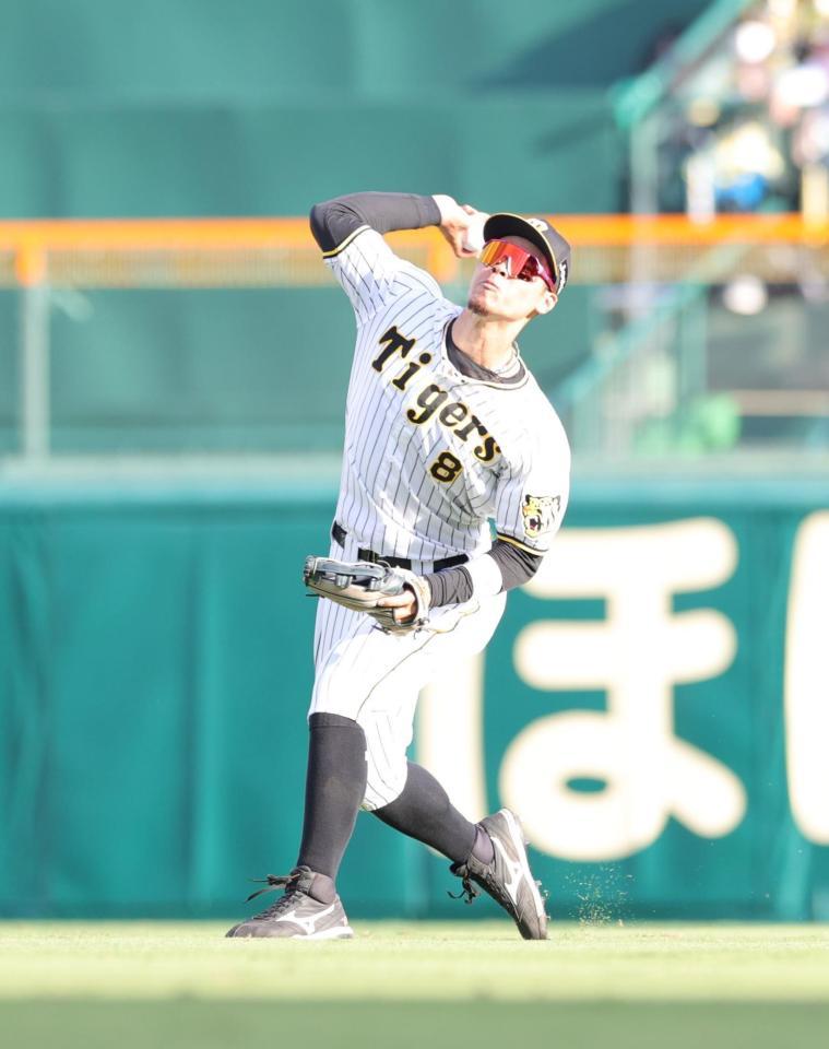 　延長１０回、石橋の打球を佐藤輝が好返球する（撮影・坂部計介）