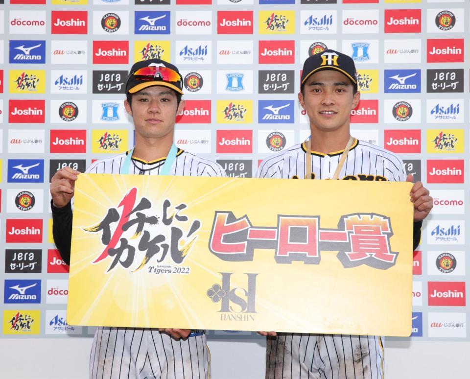 　ヒーローインタビューで笑顔を見せる中野（左）と熊谷（撮影・坂部計介）