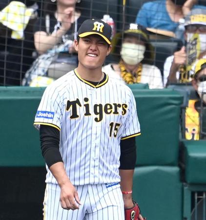 ４回、中日・高橋周平に同点タイムリーを打たれ顔をしかめる阪神・西純矢＝甲子園（撮影・飯室逸平）