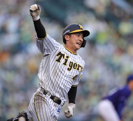 　延長１１回、サヨナラ勝利を決めた熊谷はガッツポーズ（撮影・坂部計介）