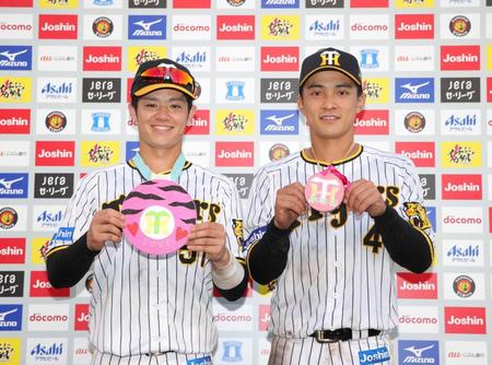 　ヒーローインタビューで笑顔を見せる中野（左）と熊谷